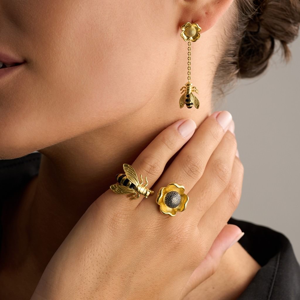 Bee Flies to the Flower Ring - Black