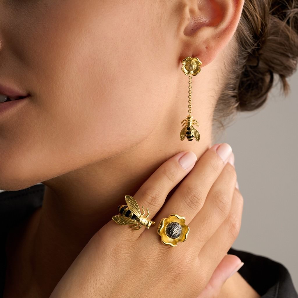 Bee Flies to Flower Dangle Earring - Black
